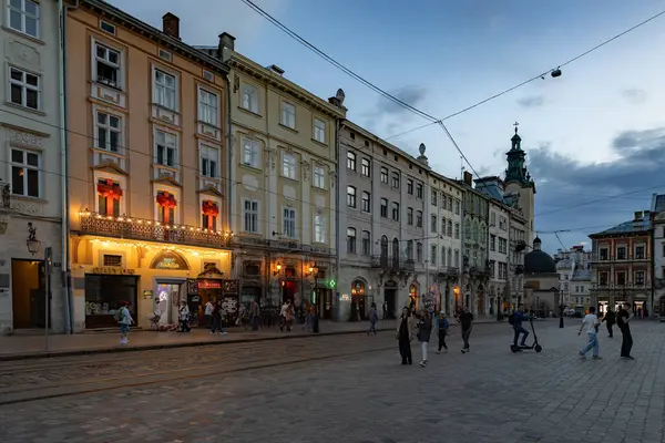 LVIV, UKRAINE - 18 Nisan 2025: Akşam Lviv Pazar Meydanı