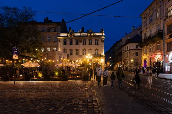 LVIV, UKRAINE - 18 Nisan 2025: Akşam Lviv Pazar Meydanı