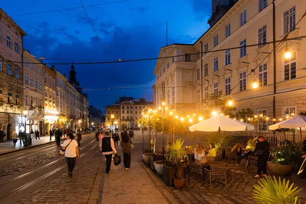 LVIV, UKRAINE - 18 Nisan 2025: Akşam Lviv Pazar Meydanı