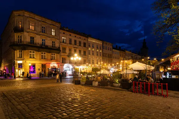 LVIV, UKRAINE - 18 Nisan 2025: Akşam Lviv Pazar Meydanı