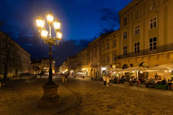 LVIV, UKRAINE - 18 Nisan 2025: Akşam Lviv Pazar Meydanı