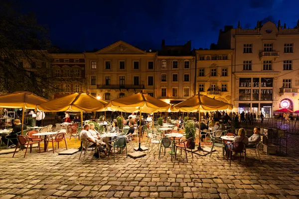 LVIV, UKRAINE - 18 Nisan 2025: Akşam Lviv Pazar Meydanı