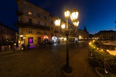 Lviv, Ukrayna - 29 Nisan 2025: Akşam Lviv Pazar Meydanı