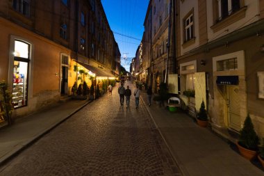 Lviv, Ukrayna - 29 Nisan 2025: Akşam Lviv Pazar Meydanı