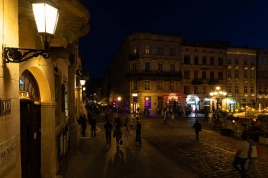 Lviv, Ukrayna - 29 Nisan 2025: Akşam Lviv Pazar Meydanı