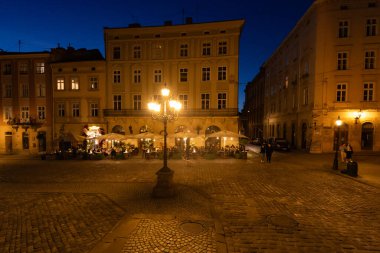 Lviv, Ukrayna - 29 Nisan 2025: Akşam Lviv Pazar Meydanı