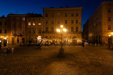 Lviv, Ukrayna - 29 Nisan 2025: Akşam Lviv Pazar Meydanı