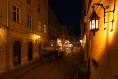 Lviv, Ukrayna - 29 Nisan 2025: Akşam Lviv Pazar Meydanı