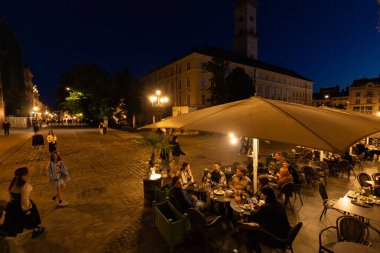 Lviv, Ukrayna - 29 Nisan 2025: Akşam Lviv Pazar Meydanı