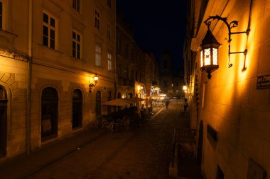 Lviv, Ukrayna - 29 Nisan 2025: Akşam Lviv Pazar Meydanı