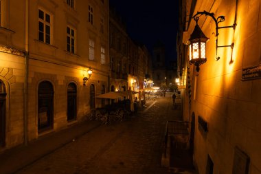 Lviv, Ukrayna - 29 Nisan 2025: Akşam Lviv Pazar Meydanı
