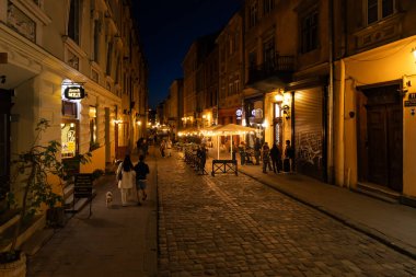 Lviv, Ukrayna - 29 Nisan 2025: Akşam Lviv Pazar Meydanı