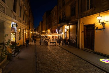 Lviv, Ukrayna - 29 Nisan 2025: Akşam Lviv Pazar Meydanı