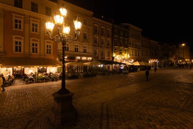 Lviv, Ukrayna - 29 Nisan 2025: Akşam Lviv Pazar Meydanı