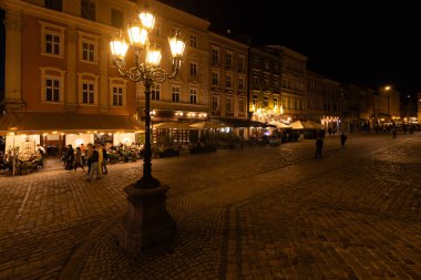 Lviv, Ukrayna - 29 Nisan 2025: Akşam Lviv Pazar Meydanı