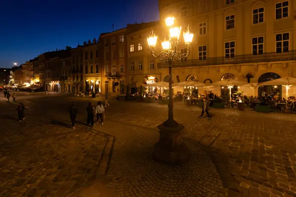 Lviv, Ukrayna - 29 Nisan 2025: Akşam Lviv Pazar Meydanı