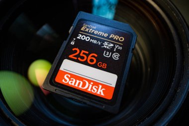 Lviv, Ukrayna - 7 Mayıs 2025: SanDisk SD 256GB C10 UHS-I U3 Extreme Pro V30