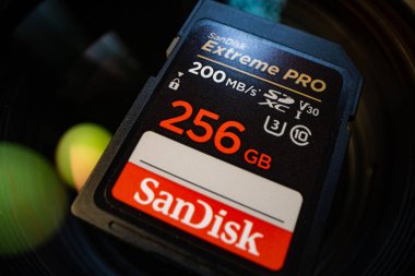 Lviv, Ukrayna - 7 Mayıs 2025: SanDisk SD 256GB C10 UHS-I U3 Extreme Pro V30