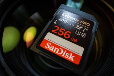 Lviv, Ukrayna - 7 Mayıs 2025: SanDisk SD 256GB C10 UHS-I U3 Extreme Pro V30