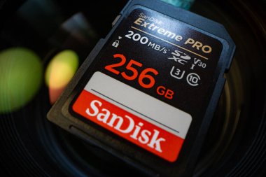 Lviv, Ukrayna - 7 Mayıs 2025: SanDisk SD 256GB C10 UHS-I U3 Extreme Pro V30