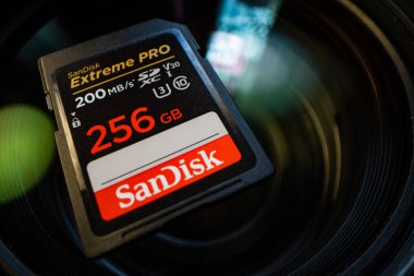 Lviv, Ukrayna - 7 Mayıs 2025: SanDisk SD 256GB C10 UHS-I U3 Extreme Pro V30