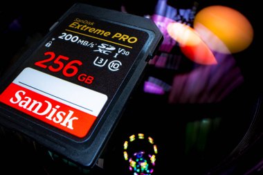 Lviv, Ukrayna - 7 Mayıs 2025: SanDisk SD 256GB C10 UHS-I U3 Extreme Pro V30