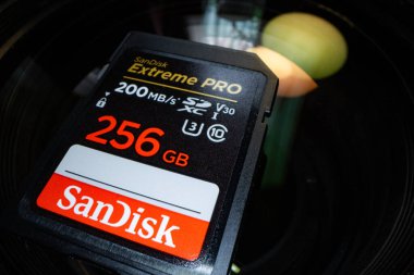 Lviv, Ukrayna - 7 Mayıs 2025: SanDisk SD 256GB C10 UHS-I U3 Extreme Pro V30