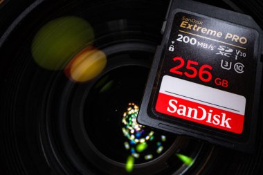 Lviv, Ukrayna - 7 Mayıs 2025: SanDisk SD 256GB C10 UHS-I U3 Extreme Pro V30