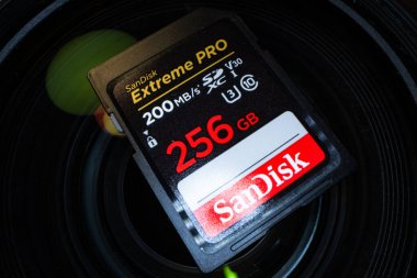 Lviv, Ukrayna - 7 Mayıs 2025: SanDisk SD 256GB C10 UHS-I U3 Extreme Pro V30