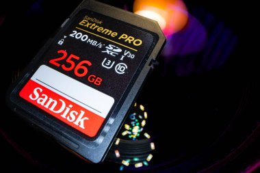 Lviv, Ukrayna - 7 Mayıs 2025: SanDisk SD 256GB C10 UHS-I U3 Extreme Pro V30