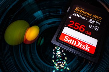 Lviv, Ukrayna - 7 Mayıs 2025: SanDisk SD 256GB C10 UHS-I U3 Extreme Pro V30