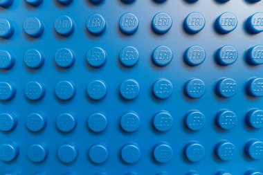 Lviv, Ukrayna - 7 Mayıs 2025: Tasarım amaçlı mavi lego levhası