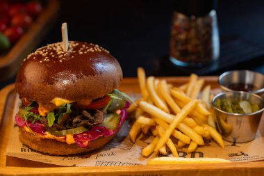 Restoranda tasarım amaçlı servis edilen hamburger ve patates kızartması.