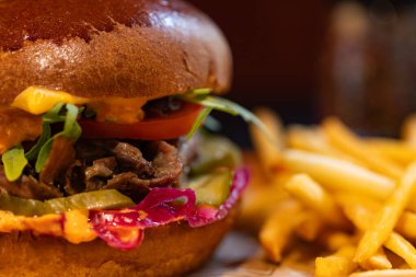 Restoranda tasarım amaçlı servis edilen hamburger ve patates kızartması.