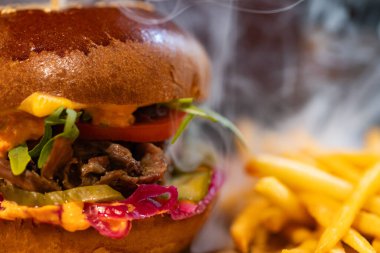 Restoranda tasarım amaçlı servis edilen hamburger ve patates kızartması.