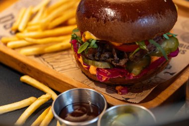 Restoranda tasarım amaçlı servis edilen hamburger ve patates kızartması.