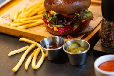 Restoranda tasarım amaçlı servis edilen hamburger ve patates kızartması.