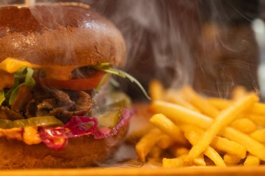 Restoranda tasarım amaçlı servis edilen hamburger ve patates kızartması.
