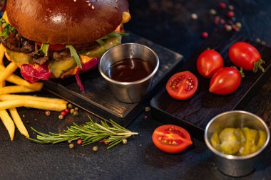 Restoranda tasarım amaçlı servis edilen hamburger ve patates kızartması.