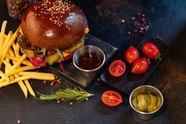 Restoranda tasarım amaçlı servis edilen hamburger ve patates kızartması.