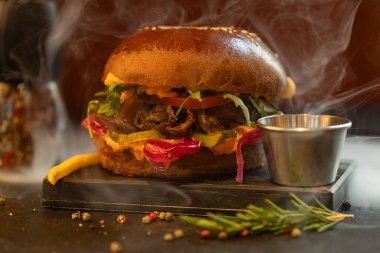 Restoranda tasarım amaçlı servis edilen hamburger ve patates kızartması.