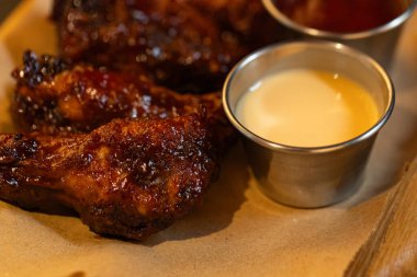 Restoranda tasarım amaçlı servis edilen tavuk kanatlarının yakınlaştırılması.