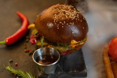 Restoranda tasarım amaçlı servis edilen hamburger ve patates kızartması.