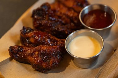 Restoranda tasarım amaçlı servis edilen tavuk kanatlarının yakınlaştırılması.