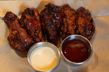 Restoranda tasarım amaçlı servis edilen tavuk kanatlarının yakınlaştırılması.