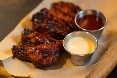 Restoranda tasarım amaçlı servis edilen tavuk kanatlarının yakınlaştırılması.