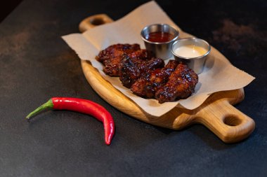 Restoranda tasarım amaçlı servis edilen tavuk kanatlarının yakınlaştırılması.