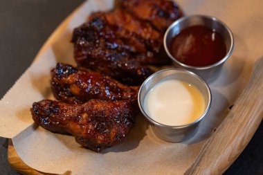 Restoranda tasarım amaçlı servis edilen tavuk kanatlarının yakınlaştırılması.