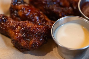 Restoranda tasarım amaçlı servis edilen tavuk kanatlarının yakınlaştırılması.