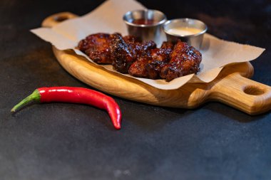 Restoranda tasarım amaçlı servis edilen tavuk kanatlarının yakınlaştırılması.